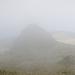 da taucht ein unbekannter Berg aus dem Nebel auf