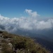 Durante la discesa all'Alpe di Neggia si alzano fumosi cumuli