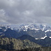 Blick hinüber ins Oberengadin, auf die wolkenverhangenen Gipfel der Berninagruppe