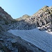 Schneefeld, das dem Sommer trotzt