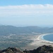Blick vom Gipfel nach Süden zum Sandstrand von Carnota.