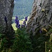 Blick durch einen Felsspalt auf die Kapelle von Ahorn