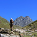 Unser Gipfelziel ist kurz nach der Alp Fless Dadaint in Sicht
Ca. 3 1/2h später stehen wir oben und schauen zurück ins Val Torta - das Gegenbild sieht dann [http://www.hikr.org/gallery/photo1227782.html?post_id=70230#1 so] aus