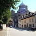 Die Dorfstrasse in Re wird beherrscht von der Wallfahrtskirche Madonna del Sangue.