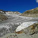 Rhonegletscher, mit den abgedeckten Teilen der Eisgrotte im Vordergrund.