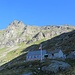 Il Rifugio Alpe Barone; alle sue spalle il Pizzo di Scinghign