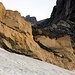 Der kurze Abstieg von der Lücke auf den Gletscher – in der Bildmitte der Wegweiser, darunter das Fixseil. Links um den grossen Felsbrocken herum geht's aber auch.