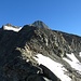 Auf der Hauptkrete (3386m) angekommen. Rechts über die Schneefelder die eleganteste Abstiegsroute. Gut sichtbar der massive Steinmann (Cairn) auf 3470m.