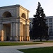 Chişinău: Triumphbogen und Regierungsgebäude im Zentrum.