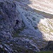 Ein Klettersteigler auf einer der zwei Seilbrücken