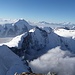 Gipfelpanorama, weit hinten die Walliser Alpen.