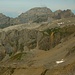 Aussicht vom Wissberg (2627m) nach Norden über den Fulenwassergrat (2514m) und die dahinter liegende Kartsebene auf die Ruchstockkette. Links ist der Laucherenstock (2639m), in der Mitte der wuchtige Ruckstock Südgipfel P.2812,3m und rechts sind die äusserst selten bestiegenen Gipfel Oberberg (2782m) und Hasenstock (2729m).

Um vom Wissberg nun zum Fulenwassergrat gelangen muss man nun zwei Mal absteigen, das erste Mal zur etwa 140m zur Rotbandleiter, danach etwa 100m ins Tal der Fulenwasserteufi.