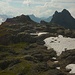 Zuelezt gelangt man über Karstgebiet auf den Gipfel des Fulenwassergrates (2514m). Im Hintergrund steht der wuchtig Hahnen (2607m).