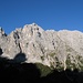 Westseitig wacht die Cima Fracinglo (2673 m) über das Brentatal. Die Scharte mit dem schlanken Felsturm ist die Bocch. di Val Larga (2500 m).