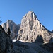 Je höher man steigt, desto eindrucksvoller wird der Crozzon di Brenta. Auch die tief eingeschnittene Tosarinne ist inzwischen zu erkennen.