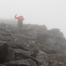 Im Aufstieg zum Caher West Top - Bei Nebel und Sturm steigen wir in Richtung des Gipfels, der mit 975 m als fünfthöchster Berg Irlands gilt.