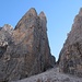 Der Campanile Bassa - im deutschen Sprachraum Guglia di Brenta (2883 m) genannt - liegt noch im Schatten; die Fehrmann-Verschneidung ist kaum zuerkennen. Die Scharte, welche sie von der rechtsseitigen Cima Brenta Alta trennt, ist die Bocch. di Campanile Basso.