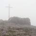 Carrauntoohil - Der Gipfel des höchsten Berges von Irland ist heute - wie so oft - wolkenverhangen und sturmumtost. Hinter den Steinmauern ist es wenigstens halbwegs gemütlich ...