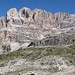 Rückblickend erkennt man das Rif. Brentei unter den Südwänden der Punte di Campiglio (2969 m) und weiter rechts der Cima Mandron (3040 m).