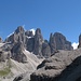 Jedenfalls ist dies die Stelle, von der aus man den vielleicht schönsten Blick auf die Sfulmini hat. Die Bocca di Brenta ist als tiefe Scharte am rechten Bildrand unter der Cima Margherita (2838 m) zu erahnen.<br /><br />Vlnr. im Detail:<br />Cima dei Armi (2951m), Bocca dei Armi, Torre di Brenta (3013m), Cima dei Sfulmini (2913m), Campanile Alto (2923m), Campanile Basso (2877m), Cima Brenta Alta (2962m)