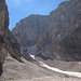 Der Martinazzi-Steig führt an der linken (or. rechten) Talseite aufwärts, bis die dunkle Felsstufe (links der Bildmitte) von hinten her erklommen wird. Der kärgliche Gletscherrest im Talboden wird nicht berührt.