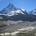 Matterhorn und Dent d´Herens hinter riesigen Schuttmulden (und einer wenig attraktiv erscheinenden Seen-Landschaft)
