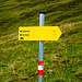 Wegweiser an der Karalm, alles schwarze Bergwege.