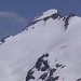Zoom auf den Gipfel. Der Durchstieg durch das Felsband erfolgt vom Westgrat (links) schräg aufwärts. Dann weiter auf dem oberen Schneefeld bis an den Südgrat und in ein paar Schritten zum Gipfel. 