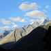 die obersten Häuser von Zermatt sind erreicht: nur die Spitzen der Berge auf der Ostseite des Mattertals liegen noch in der Sonne