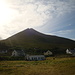 Slieve more. Rechts das Strandhotel Doogort.