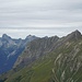 Die wuchtigen Steilgrasbastionen Rotwand und Pfeilspitze vor der Hornbachkette