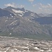 Der Gletscher hat sich in den letzten Jahrzehnten weit zurückgezogen. Wurde doch die Cabane Prarochet damals direkt am Gletscherrand gebaut.<br />In der Bildmitte ist der Sanetschpass (Col du Sanetsch). Gut zu sehen die Arête de l'Arpille welcher sich bis zum Ärpelistock hinaufzieht. Weiter hinten am Horizont ist das Wildhorn gut zu sehen. <br />Auch schön zu sehen ist der Col des Audannes.