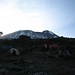 Noch am Abend haben sich dieWolken verzogen und wir konnten das erste mal unser Ziel sehen. Den Gipfel Kibo/Uhuru Peak (5895müM).