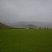 im Hintergrund im Nebel verschwunden der Eyjafjallajökull der 2010 alles lahm legte .<br />Davor der Bauernhof der unter der schwarzen Asche versank und deren Leute evakuirt wurden