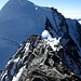 Rückblick auf den einfachen, doch schmalen Gipfelgrat. Das Allalinhorn sieht brutal steil aus.