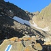 dem grossen Altschneefeld vor dem Einstieg zum Wichelpass zu