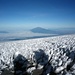 Der Blick vom Uhuru Peak hinunter zum Mount Meru (4562müM).