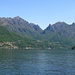 Links Il Torrione, rechts Monte Bronzone und Monte dei Pizzoni über dem Lago di Lugano