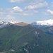 Monte Boglia, dahinter Monte Bar (links) und Camoghè (rechts). Ganz weit hinten Pizzo di Claro