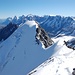 Der Weiterweg zum Morgenhorn führt über den Grat. Im Hintergrund Eiger, Mönch und Jungfrau.