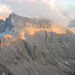 Gewaltig trotz leichter Nebelumhüllung: die Kaltwasserkarspitze von Westen, der übliche Südaufstieg verläuft vom ganz rechts erkennbaren Großen Heissenkopf immer über den Grat zum Gipfel