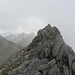 dalla selletta di quota 2890 m ca., la facile cresta porta alla quota 2938 m. A sinistra la Fuorcla Darlun