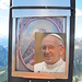Im Gipfelbuchbehälter des Pizzo di Madéi lacht dem Besucher der Papst entgegen