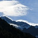 Unruhiges Wetter: Wolken schwappen über die Bergrücken