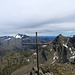 Eisenrohr-Gipfelkreuz mit Baustellencharme - das Panorama machts aber wieder wett