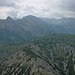 Über Plums- und Satteljoch schaut man zu Bettlerkarspitze, Sonnjoch sowie zur Hinterautal-Vomper-Kette.