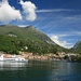 Blick vom Gardasee nach Maderno, dahinter erhebt sich der Monte Pizzocolo