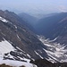Tiefblick vom Vârful Viştea Mare (2527m) ins Tal durch das ich Aufgestiegen war. Links ist der Vârful Fântăna (2236m).