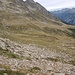 Mi abbasso una cinquantina di metri e traverso su instabile pietraia, per andare ad incrociare il sentiero che sale dall'Alp Stabveder