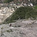 Blick auf den Steinbruch und den Sporn, an dem der eigentliche Einstieg zum Klettersteig ist.